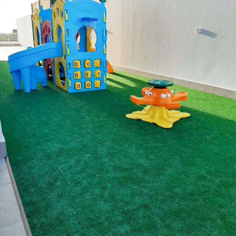 Instalação de grama sintética em playground