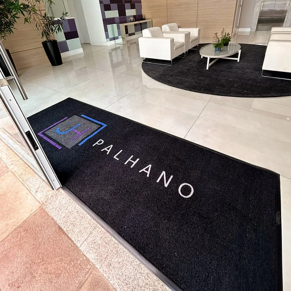 Tapete personalizado JH Palhano instalado em entrada comercial