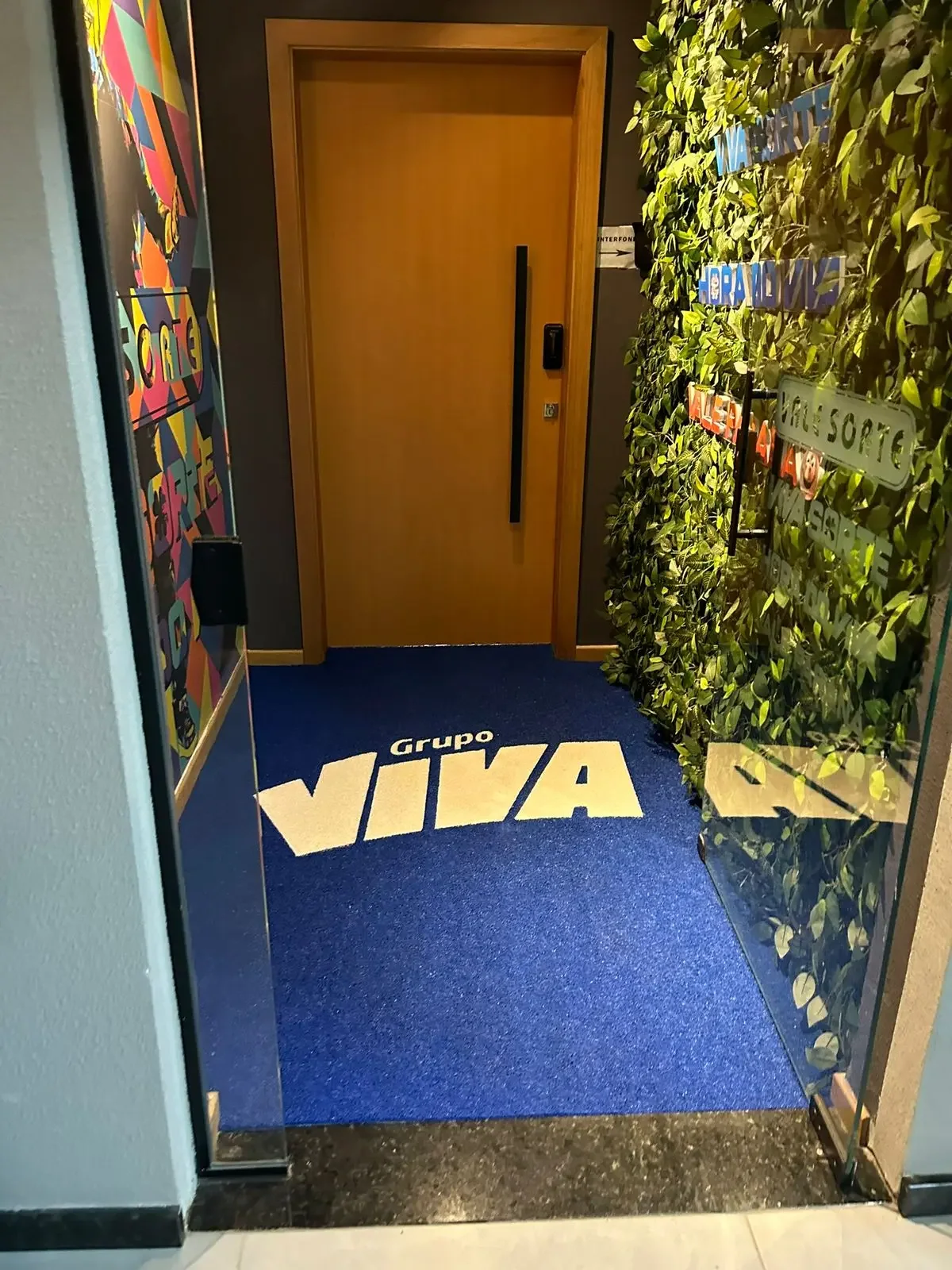 Tapete de vinil personalizado na entrada de uma empresa
